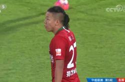 海港场边指挥情绪激动，波尔图队员怒摔水瓶的简单介绍