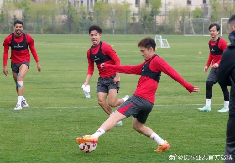 团结协作，球员合力促进比赛交融